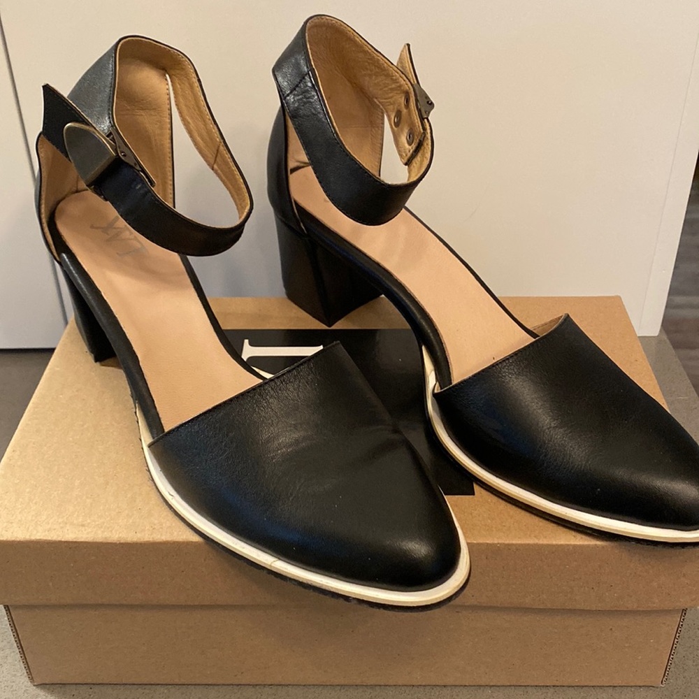 LAX block heel black and white ankle strap